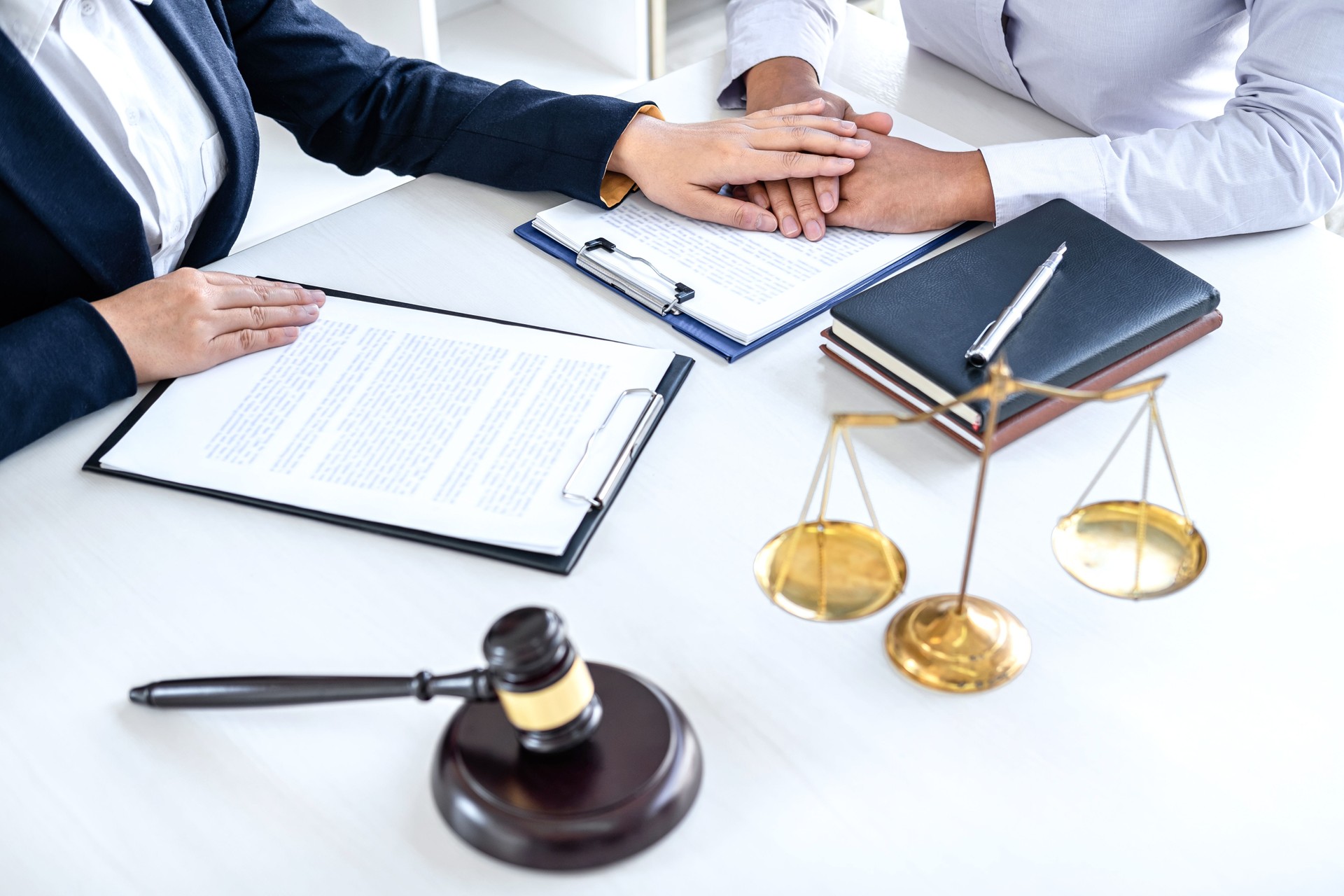 Buena cooperación al servicio, Consulta de Empresa y mujer abogada o consejera de juez que tiene reunión de equipo con el cliente, derecho y concepto de servicios legales