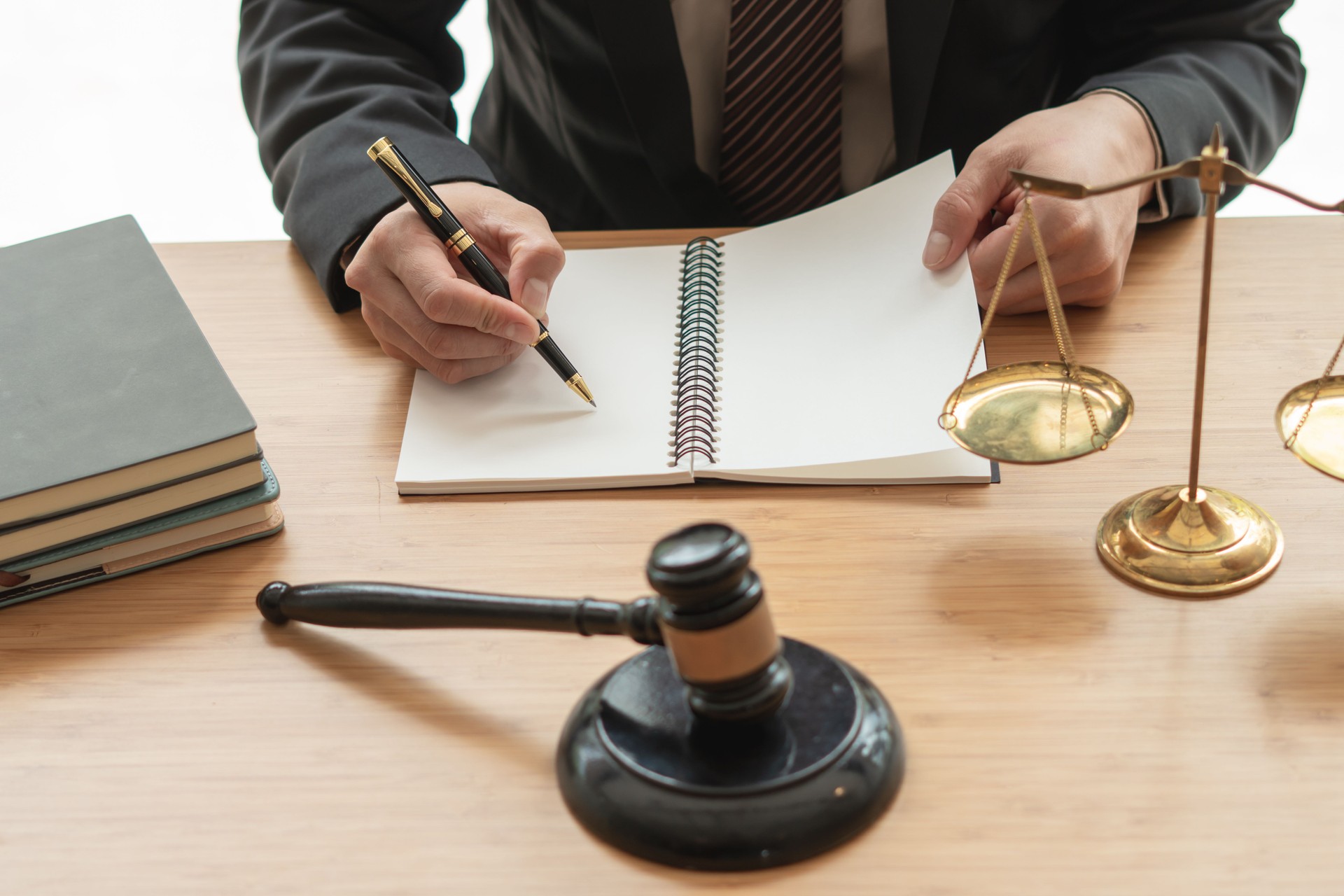 Concepto de Justicia y Derecho. El asesor legal presenta al cliente un contrato firmado con martillo y derecho legal o legal que tiene reunión de equipo en la oficina